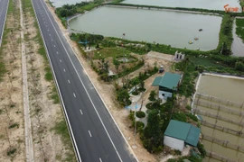 Công trình trái phép ‘mọc’ bên đường trục phía Nam Hà Nội 