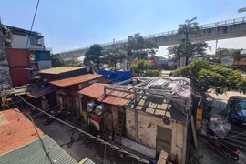 Xử lý công trình vi phạm trật tự xây dựng ngay mặt đường Cầu Diễn