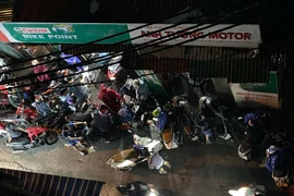 Người dân Hà Nội khổ chờ sửa xe sau giờ tan tầm