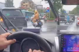CSGT Hà Nội xuyên mưa, mở đường đưa người bị rắn cắn đi cấp cứu