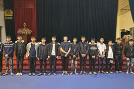 Khởi tố nhóm ‘quái xế’ cầm hung khí lạng lách, đánh võng