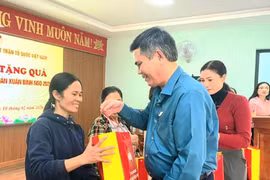 Đảng ủy MTTQ, các đoàn thể Trung ương tặng quà Tết hộ nghèo tại Quảng Trị