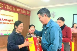 Đảng ủy MTTQ, các đoàn thể Trung ương tặng quà Tết hộ nghèo tại Quảng Trị