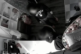 Vụ bé trai kêu cứu khi sống cùng mẹ kế, người thân nói gì?