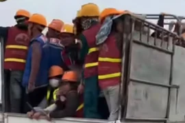 Xử lý tài xế chở công nhân chen chúc trên thùng xe tải ở Bắc Ninh