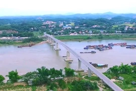 Phú Thọ cấm lưu thông qua cầu sông Lô, người dân di chuyển hướng nào?