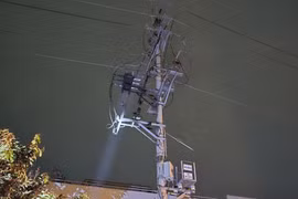 'Đạo chích' bị thương nặng khi trèo trộm cáp điện