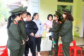 Nhận đỡ đầu 2 con của Tổ phó tổ bảo vệ ANTT qua đời khi chống bão lũ