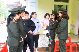 Nhận đỡ đầu 2 con của Tổ phó tổ bảo vệ ANTT qua đời khi chống bão lũ