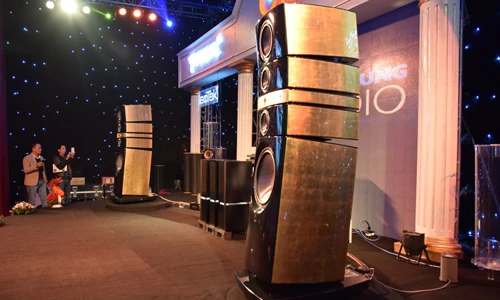 Những “ông hoàng” tiền tỉ tại AV Show Hà Nội 2014