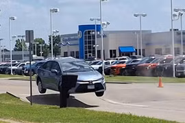 Toyota Corolla “biết bay” vì đường nứt do nắng nóng cực độ