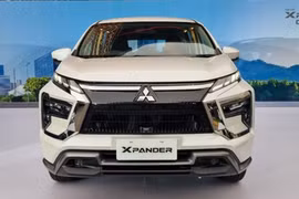Ở bản tiêu chuẩn, Mitsubishi Xpander 2025 sở hữu diện mạo gọn gàng hơn với phần lưới tản nhiệt được đơn giản hóa, chỉ còn một khe hút gió dọc duy nhất bên dưới. Bộ đèn sương mù LED được làm mới, trong khi cụm đèn pha và dải đèn ban ngày vẫn giữ thiết kế cũ.