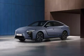 Lexus ES 2026 tham vọng "hất cẳng" BMW 5-Series ở châu Âu