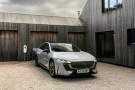 Mazda 6e – mẫu sedan thuần điện của Mazda - xuất hiện tại Anh với thiết kế hiện đại, phong cách tối giản và được định vị ở phân khúc cao cấp.