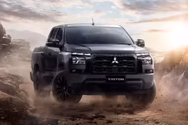 Mitsubishi Triton phiên bản 2025 được ra mắt với thiết kế mạnh mẽ hơn, nổi bật với các chi tiết màu đen bóng xung quanh xe, mang đến phong cách cá tính và nổi bật. Bên cạnh đó, xe được trang bị thêm các tiện ích và công nghệ hỗ trợ lái hiện đại.