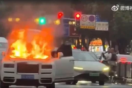 Rolls-Royce Cullinan hơn 24 tỷ đồng bốc cháy tại Trung Quốc