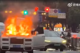 Rolls-Royce Cullinan hơn 24 tỷ đồng bốc cháy tại Trung Quốc