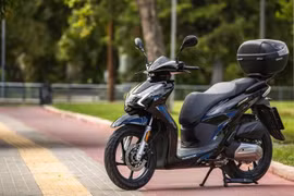 QJMotor SQ16 giá rẻ của Trung Quốc "nhái" Honda SH như xịn