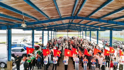Gần 10.000 người Vingroup và tình nguyện viên làm sạch bờ biển
