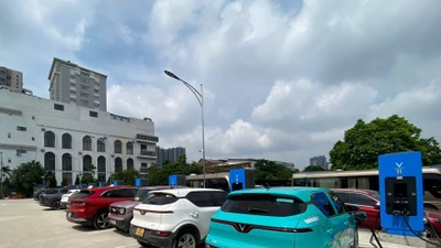 Cận cảnh trạm sạc V-Green khủng tại Cầu Giấy