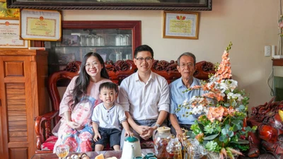 Gia đình anh Nguyễn Bá Quyền trúng xe VF 3 ngay trước khi đón thành viên mới