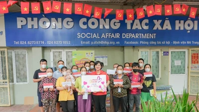 ROX Share tặng quà 1/6 cho bệnh nhi khó khăn