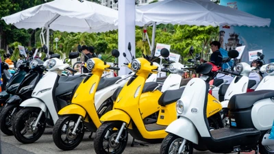 Người dân hào hứng sắm xe máy VinFast trong ngày hội