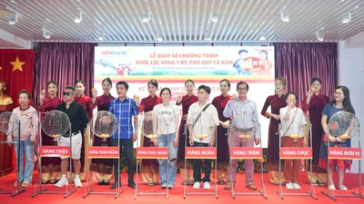 HDBank trao thưởng 1 ký vàng SJC cho nữ khách hàng tại TP HCM