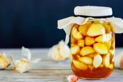 Lợi ích tuyệt vời của tỏi ngâm mật ong