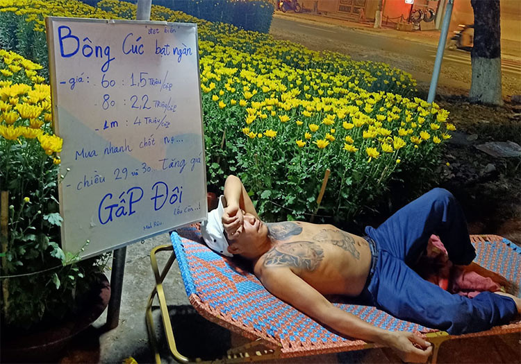 Anh bán rau “khùng” nhất Việt Nam lấn sân bán hoa Tết | Báo Tri thức và ...