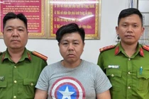 Bắt tài xế xe ôm đập phá vali của khách trước sân bay Tân Sơn Nhất