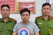 Bắt tài xế xe ôm đập phá vali của khách trước sân bay Tân Sơn Nhất