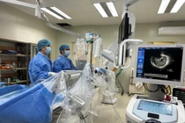 20 y bác sĩ thay phiên ép tim cứu người đàn ông trẻ 