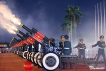 Hàng nghìn người dân xem nghi thức bắn 21 phát đại bác tại sân Mỹ Đình