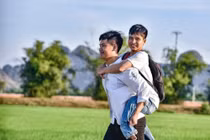 Đã 10 năm Hiếu làm “đôi chân” đưa bạn đến lớP. Ảnh: Hoàng Đông/Lao động thủ đô.