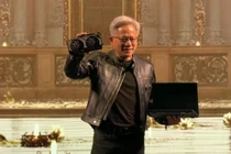 Giải mã bất ngờ chiếc laptop bí ẩn trên tay CEO Nvidia