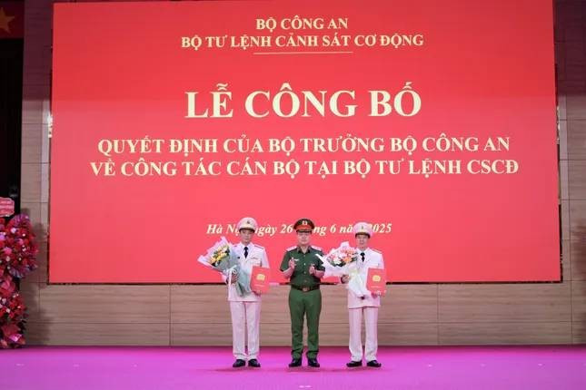 Trung tướng Nguyễn Ngọc Vân - Tư lệnh Cảnh sát cơ động (ở giữa) trao quyết định, tặng hoa chúc mừng Đại tá Vũ Cao Sơn (bên trái) và Đại tá Đỗ Tiến Thùy. 6.jpg
