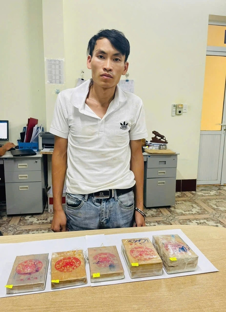 Đối tượng Dương Văn Cai cùng tang vật. cao-bang-bat-giu-doi-tuong-mua-ban-trai-phep-7-banh-heroin-1755402443.jpg