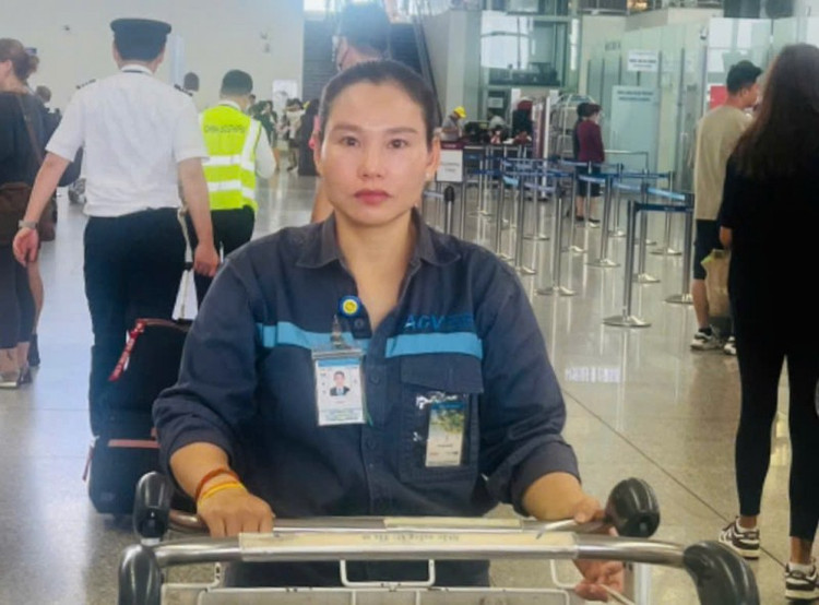 Chị Nguyễn Thị Tâm đã phát hiện, trả lại 5 triệu won cho nữ hành khách Hàn Quốc bỏ quên tại sân bay Nội Bài ngay trong đêm. a2276ece6852dc0c8543-1749782325385.jpg