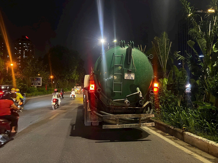 Xe bồn bị camera an ninh ghi lại quá trình xả chất thải bể phốt trái phép. 7.jpg