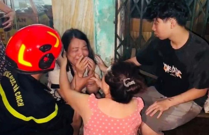Lực lượng chức năng giải cứu các nạn nhân an toàn khỏi đám cháy. capture.png