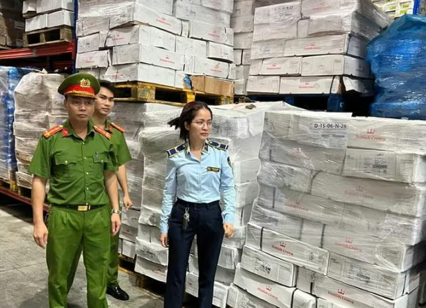 Lực lượng chức năng kiểm tra lô hàng hoá vi phạm. capture-7698.png