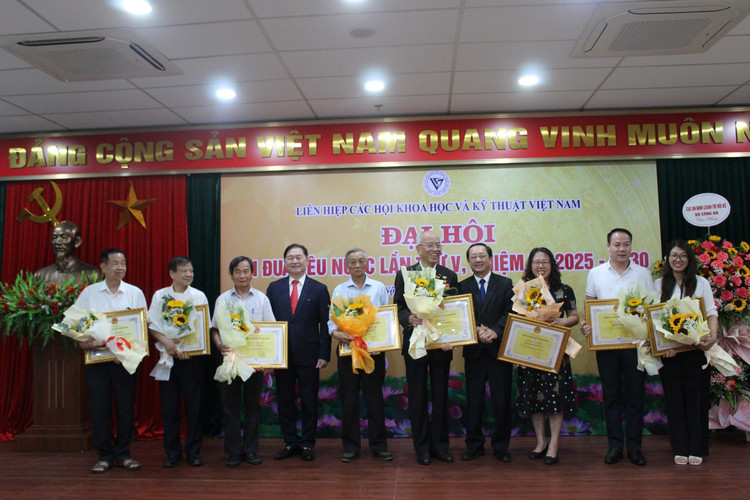 Ông Huỳnh Thành Đạt và TSKH Phan Xuân Dũng tặng Bằng khen và hoa cho các tập thể có thành tích xuất sắc. f7594fd2-b006-44cf-b3dc-1da909ecd61d.jpg