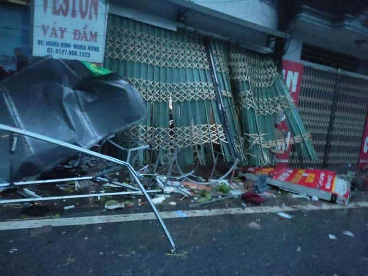 Cơn giông lốc khiến nhiều tài sản người dân bị hư hại. 6492e745-fcd9-46be-940c-135a5d034fab-386.jpg
