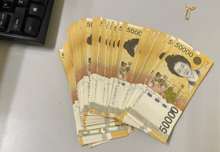 Nữ hành khách vui mừng nhận lại 5 triệu Won bị bỏ quên