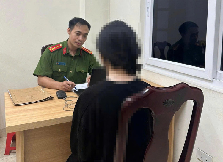 Nữ sinh viên hoảng loạn đến trình báo tại Công an phường Ô Chợ Dừa sau khi bị các đối tượng lừa đảo yêu cầu chuyển tiền qua hình thức “bắt cóc online”. 4.jpg