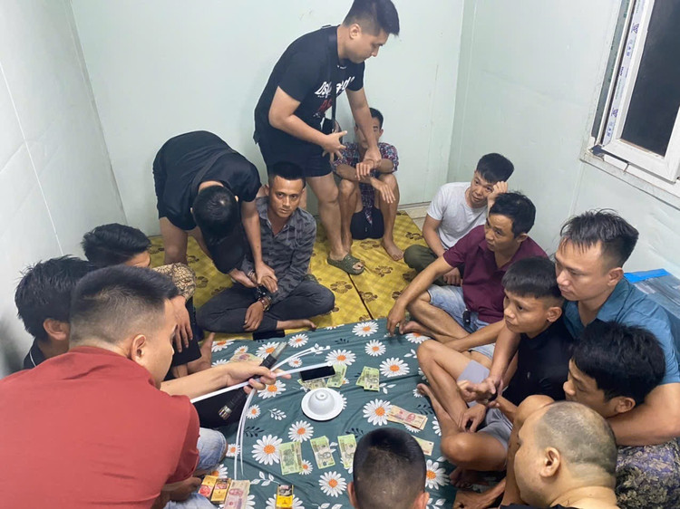 Cơ quan Công an bắt quả tang các đối tượng tổ chức đánh bạc trong thùng container. bat-qua-tang-nhom-to-chuc-danh-bac-trong-container.jpg