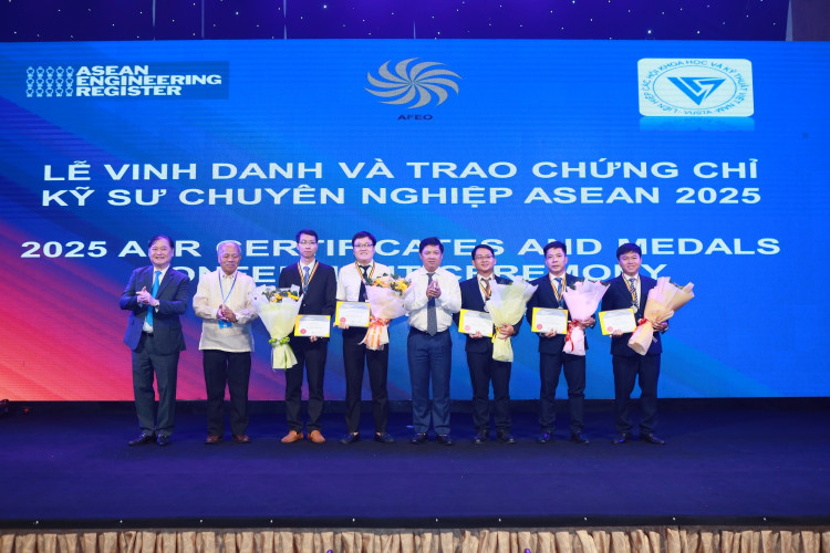 Lãnh đạo AFEO, TP Đà Nẵng và VUSTA đại diện trao chứng chỉ ACPE cho các kỹ sư của Việt Nam. 2.jpg