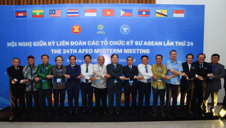 Lãnh đạo TP Đà Nẵng, VUSTA, AFEO cùng đại diện lãnh đạo, kỹ sư thuộc Hội kỹ sư các nước ASEAN chụp hình lưu niệm, thể hiện tinh thần đoàn kết, sáng tạo, cùng phát triển. 4-6505.jpg