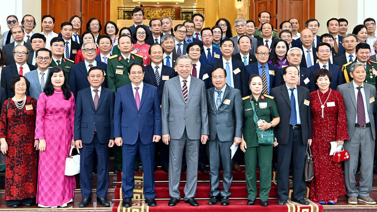 Báo Nhân Dân) Báo Nhân Dân)